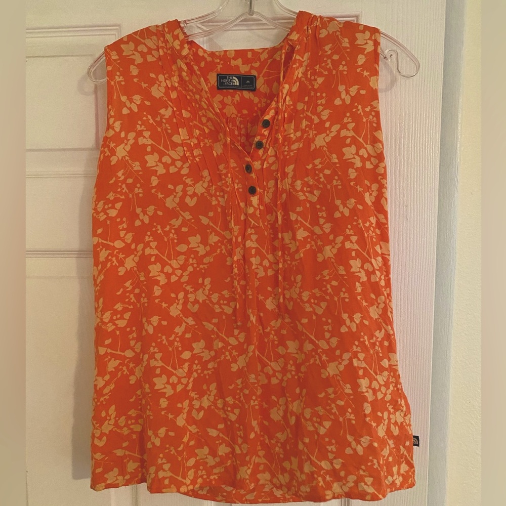 Ladies Northface Sleeveless Floral Blouse in coral and cream Size M